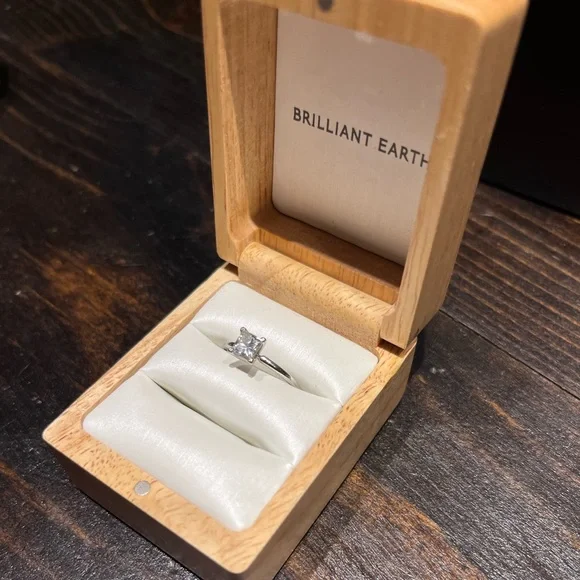 0.80 Carat Engagement Ring, 18K - Picture 3 of 6